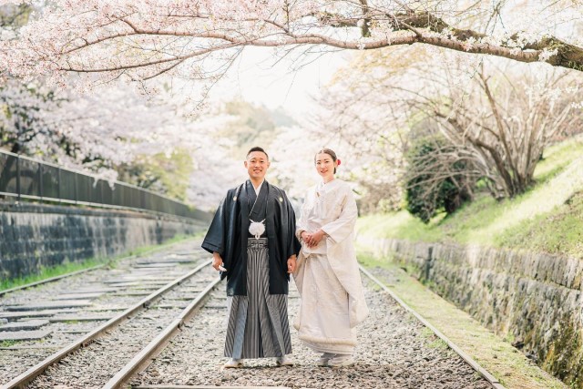 桜を背景にした前撮り写真