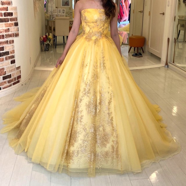 イエローのカラードレスを着た女性