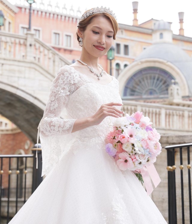 七分袖のウェディングドレスを着た女性