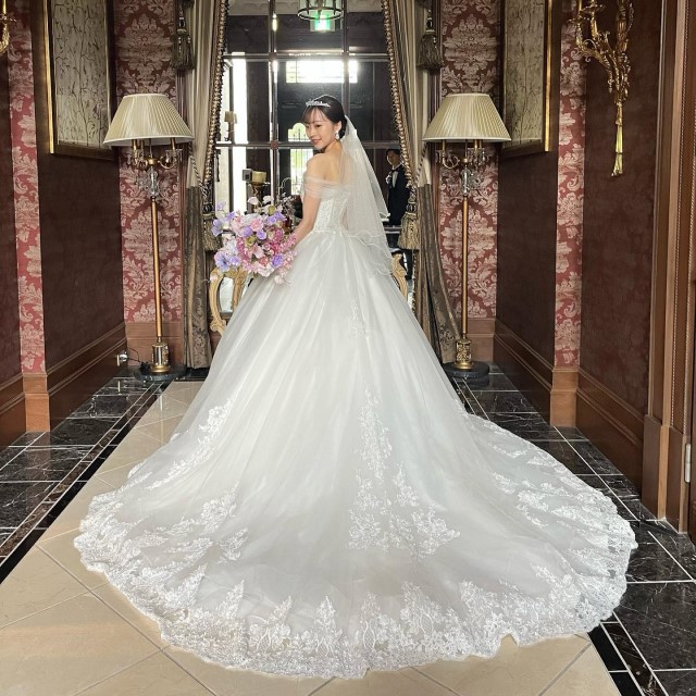 トレーンが広がるデザインのドレス