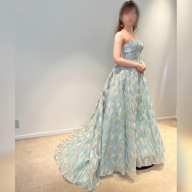 水色とゴールドのドレス