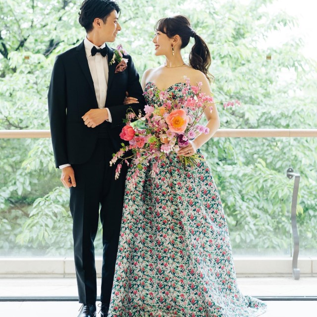 鮮やかな花柄のドレス