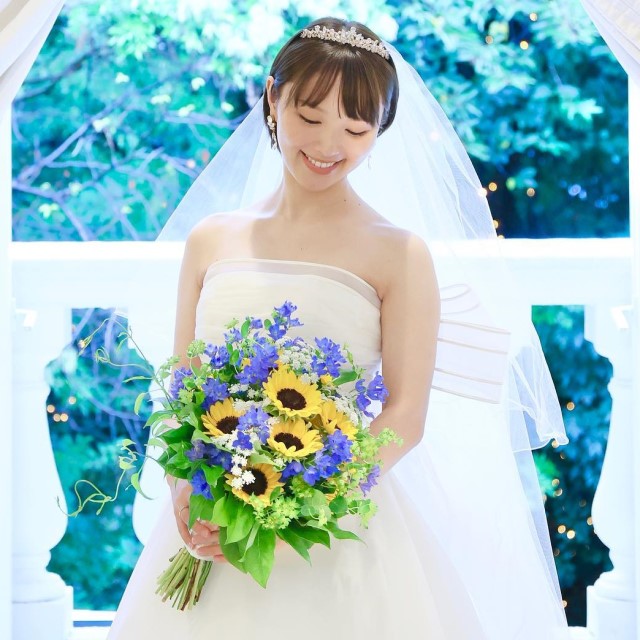 ひまわりのブーケを持つ花嫁