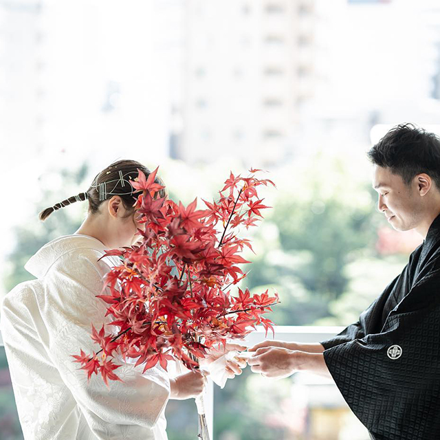 もみじのブーケを持つ女性