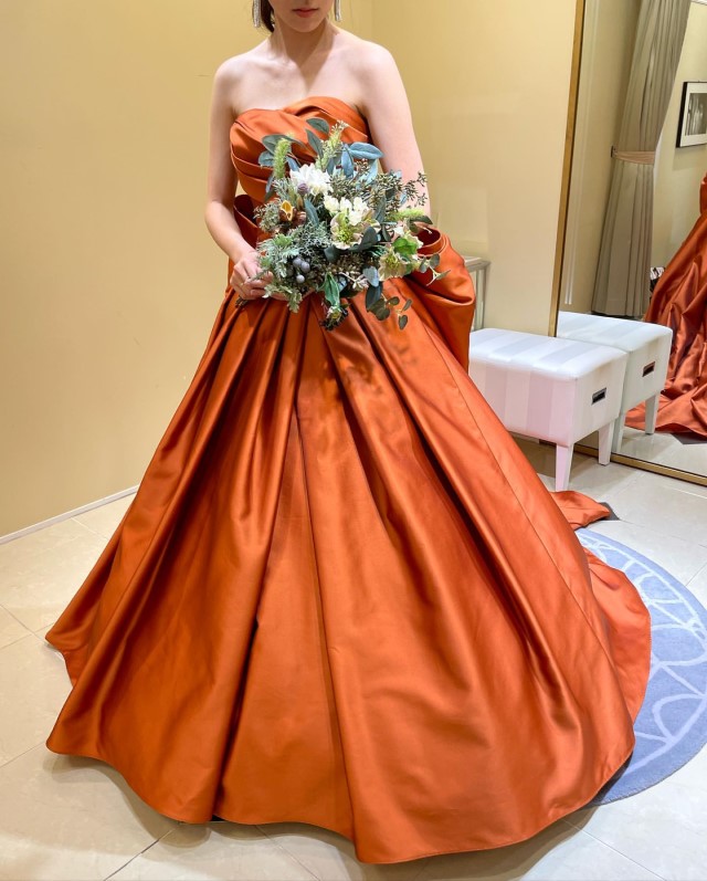 テラコッタのカラードレスを着た女性