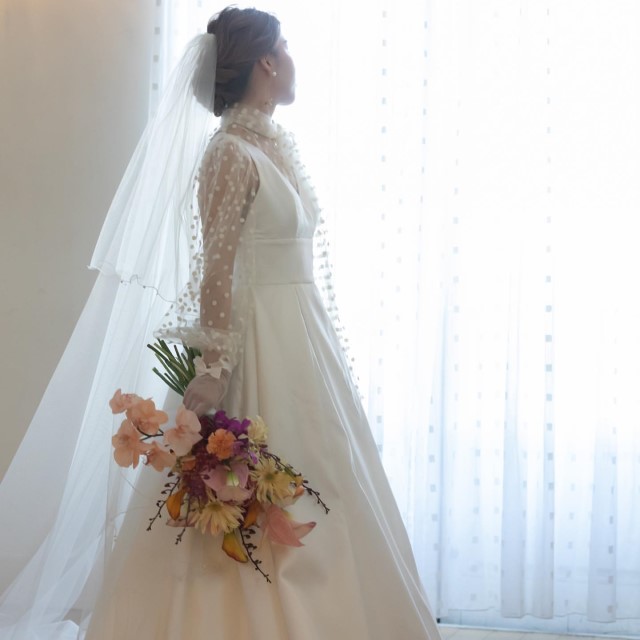 ドットがあしらわれたウェディングドレスを着た女性