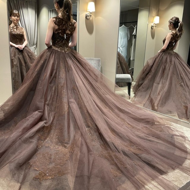 ブラウンのカラードレスを着た女性