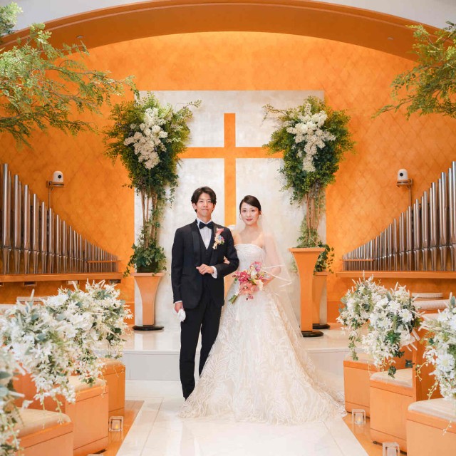 チャペルに立つ新郎新婦