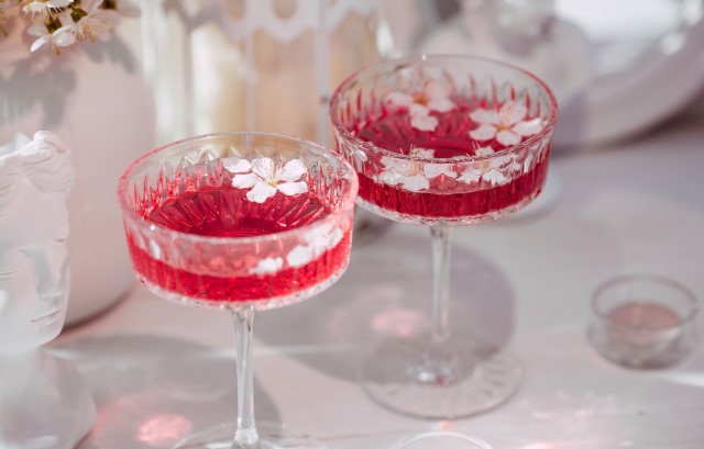 桜を散らしたドリンク