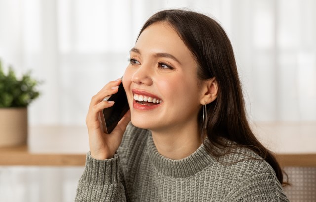 電話をかける女性