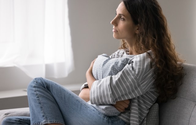 不安げな表情の女性