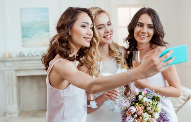 友人と写真を撮る新婦