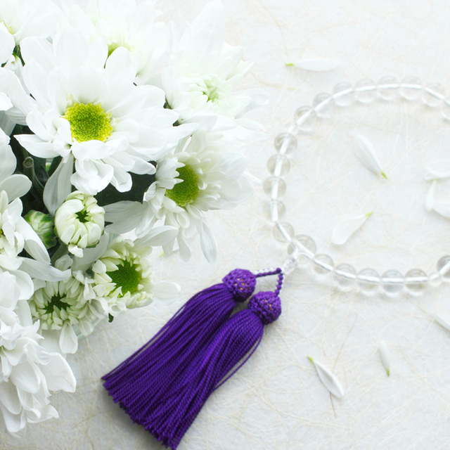 白い花と数珠