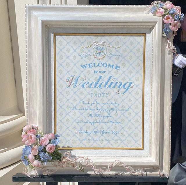 淡いピンクと水色の花が使われたウェルカムボード