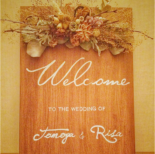 上部にドライフラワーを飾りつけたウェルカムボード