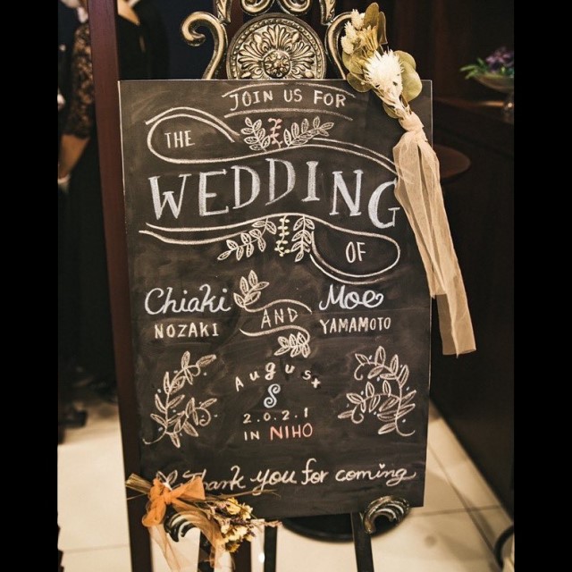 ブラックボードにドライフラワーのブーケをあしらったウェルカムボード