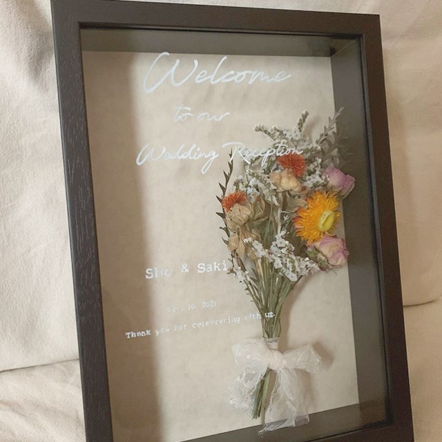 アクリルフレームの中にドライフラワーのブーケを入れたウェルカムボード