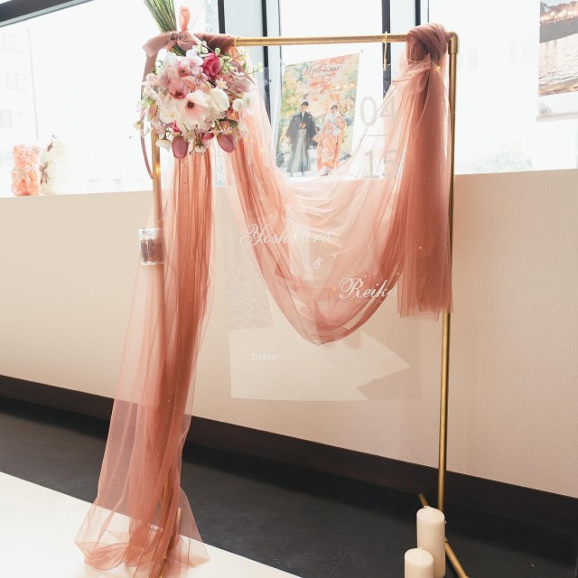 コッパースタンドの左上にブーケを飾ったウェルカムボード