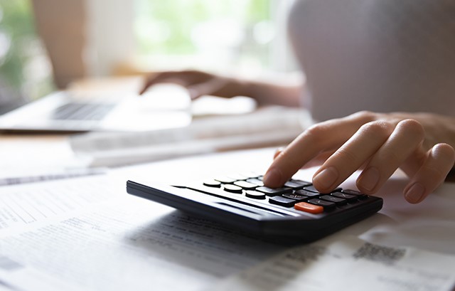 電卓で計算をする様子