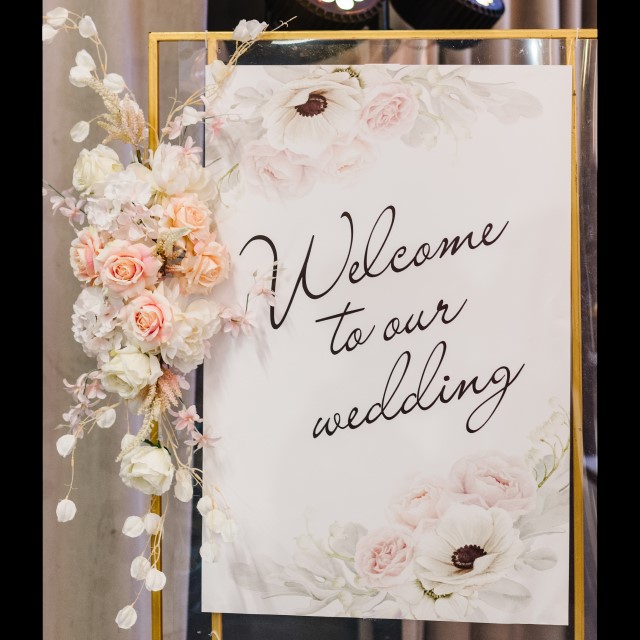 額縁付きウェルカムボードの花で飾ったアレンジ例