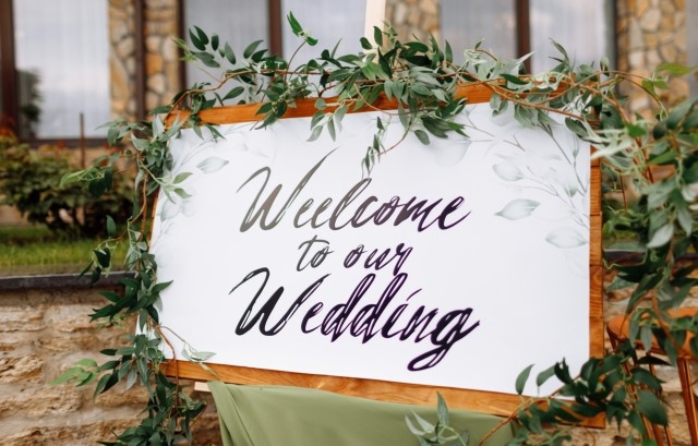 額縁付きウェルカムボードのグリーンで飾ったアレンジ例