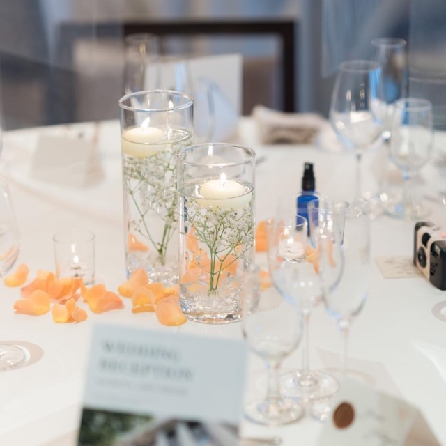 花びらとキャンドルを飾ったゲストテーブル