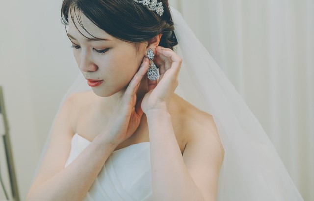 ピアスを着ける花嫁