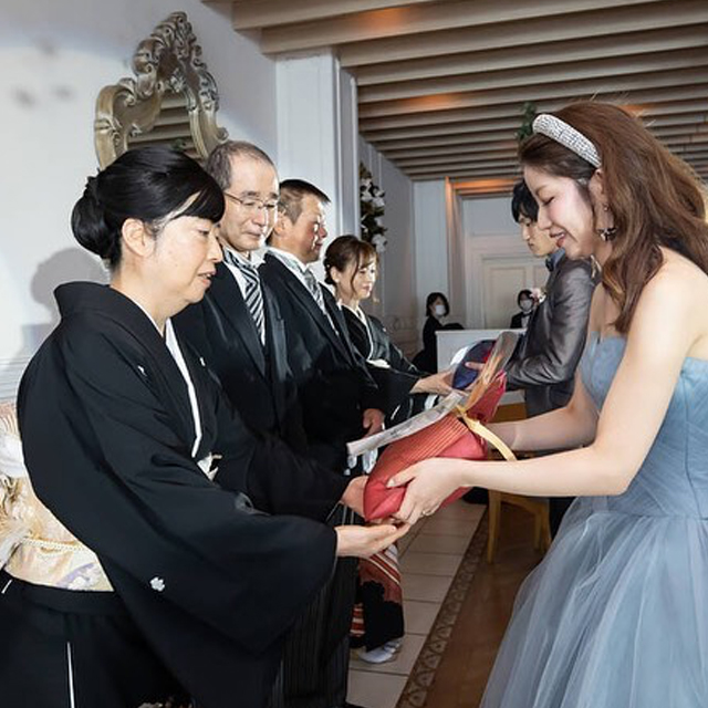 記念品を渡す様子