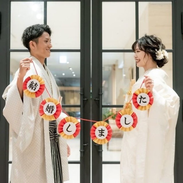 ガーランドを持つ新郎新婦
