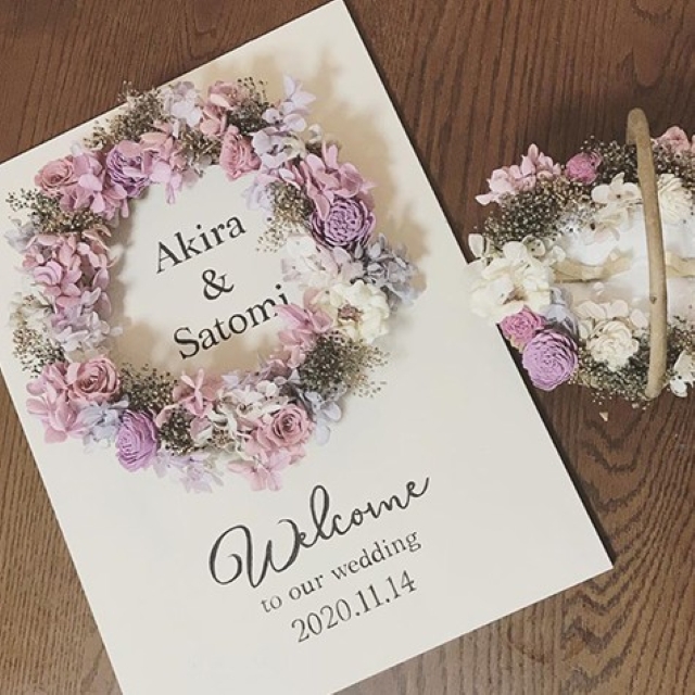 スモーキーカラーのリースを貼ったウェルカムボード