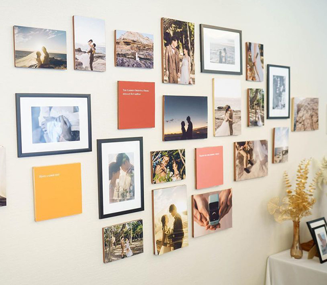 写真を壁に飾った様子