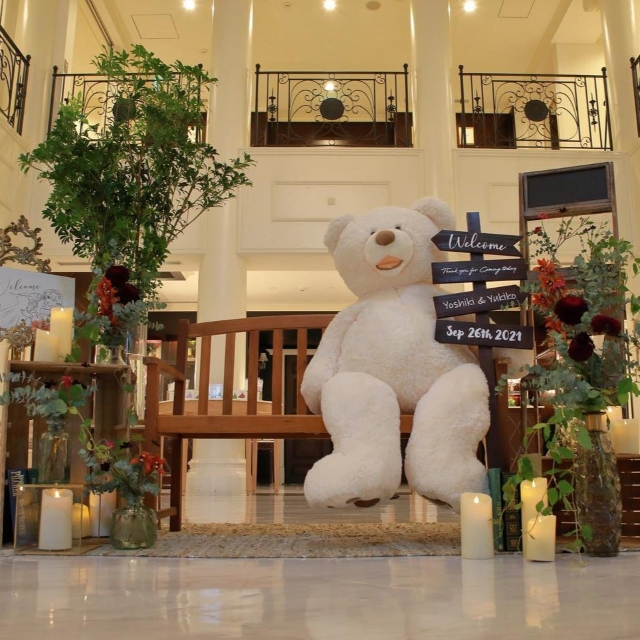 ウェルカムスペースに置かれたビッグサイズのクマのぬいぐるみ