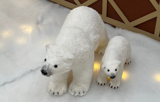 2頭のシロクマのドール
