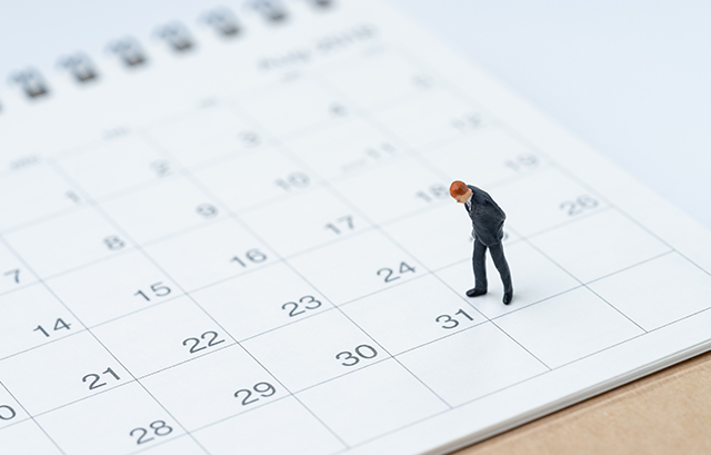 カレンダーと人形