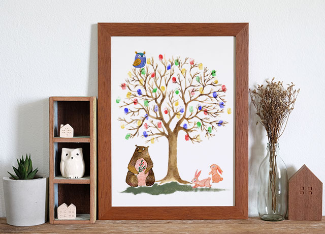 クマ・ウサギ・フクロウが周りに描かれたカラフルなウェディングツリー、フクロウと家の置物、ドライフラワー、観葉植物