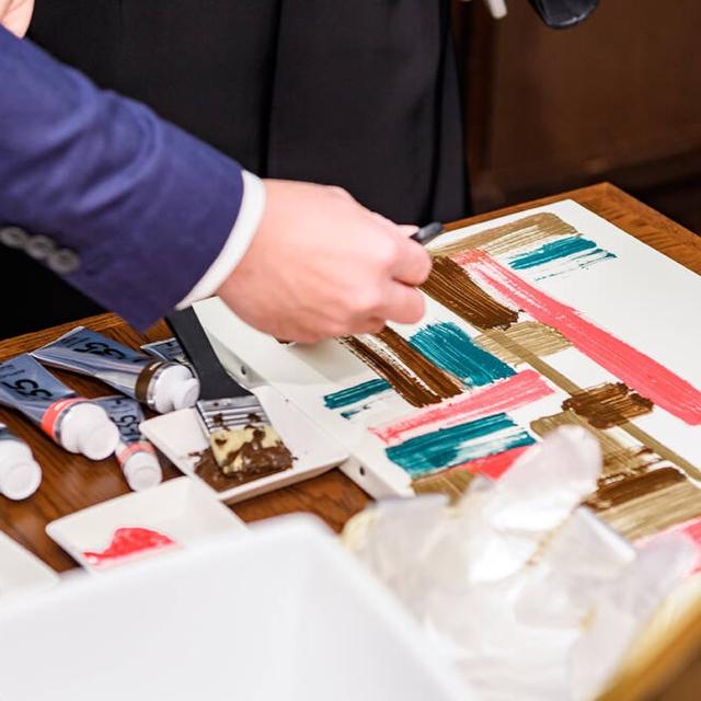 ウェディングキャンバスに色を塗っている様子