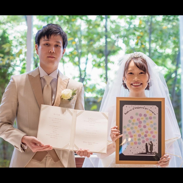 バルーンデザインのウェディングツリーを持った新郎新婦