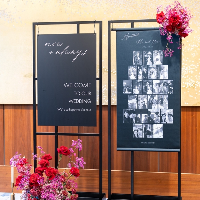 黒板と黒い布に白文字を入れたタペストリー