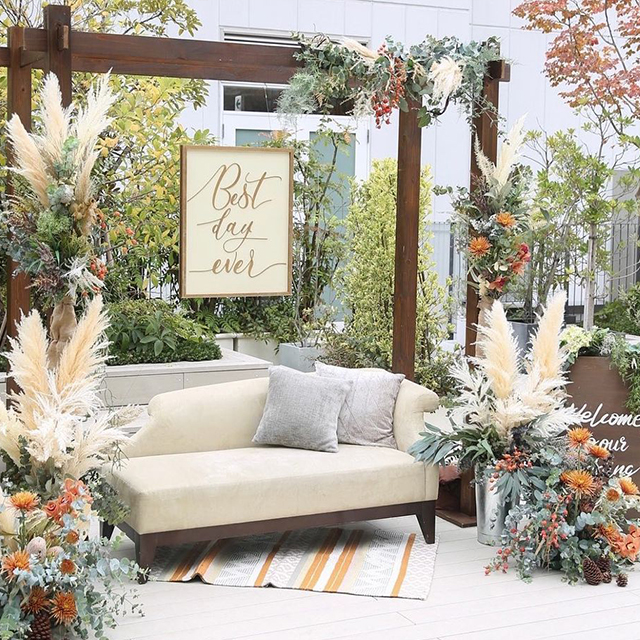 ガーデンに設置されたソファ付きのフォトブース