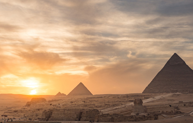 ピラミッドやスフィンクスが写るエジプトの風景