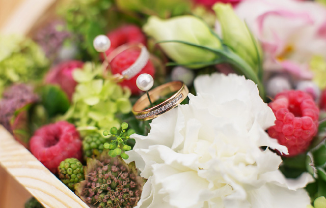 花でできたリングピローに添えられた指輪
