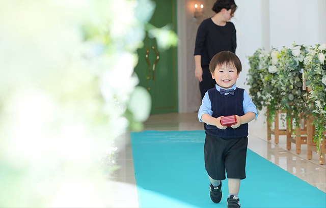 バージンロードを歩くリングボーイ