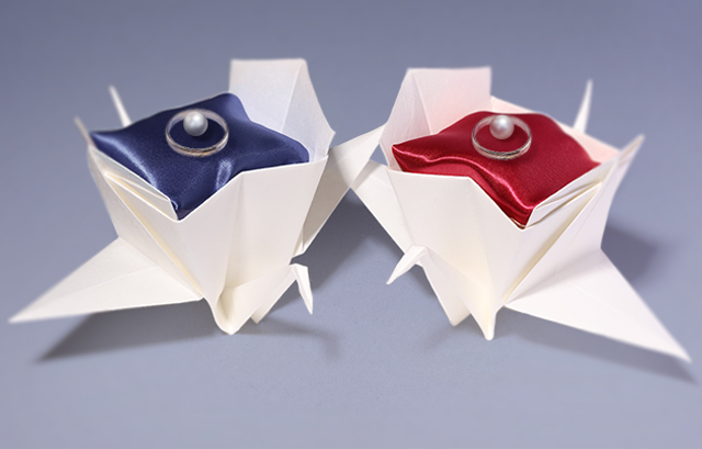 箱のような形の折鶴に小さなクッションを詰めたリングピロー