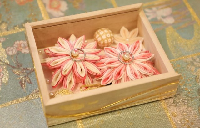 紅白のつまみ細工の花を使ったリングピロー