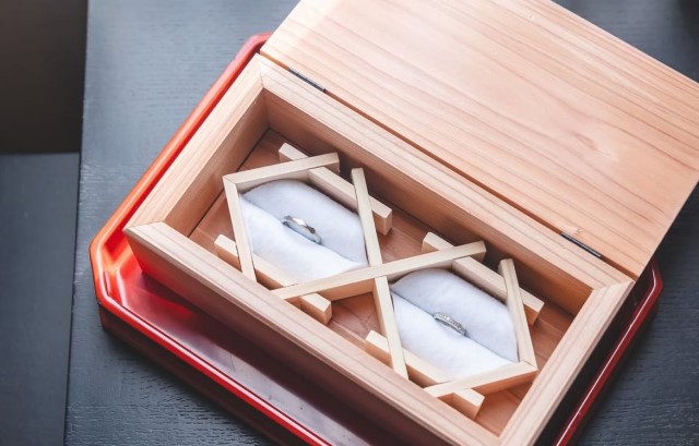 木製の箱で作ったリングピロー