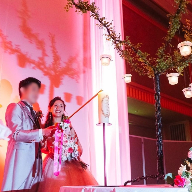メインキャンドルに火を灯す新郎新婦
