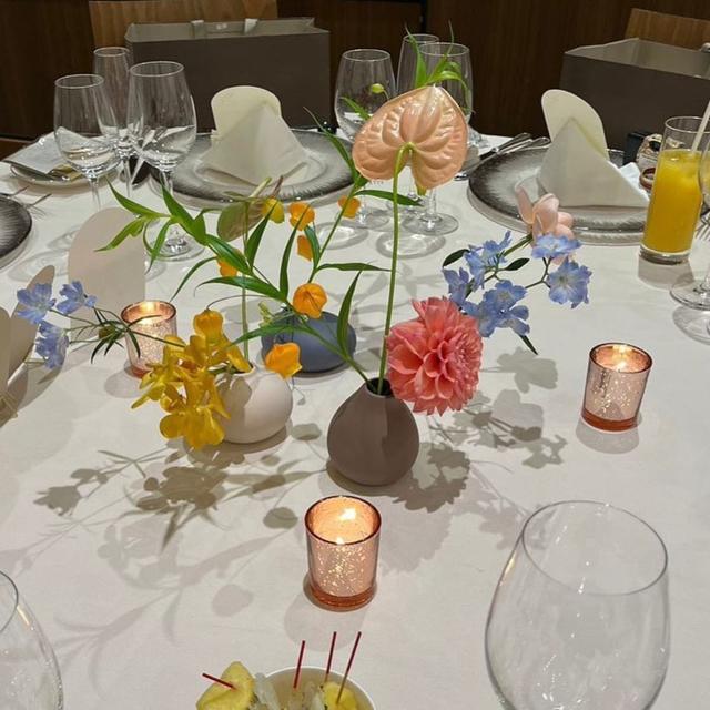 キャンドルと装花を飾ったテーブル