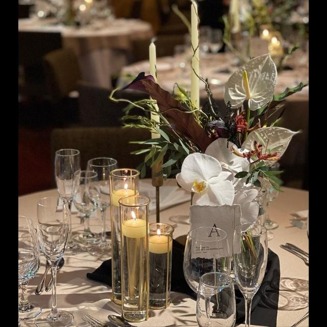 フローティングキャンドルを飾ったテーブル