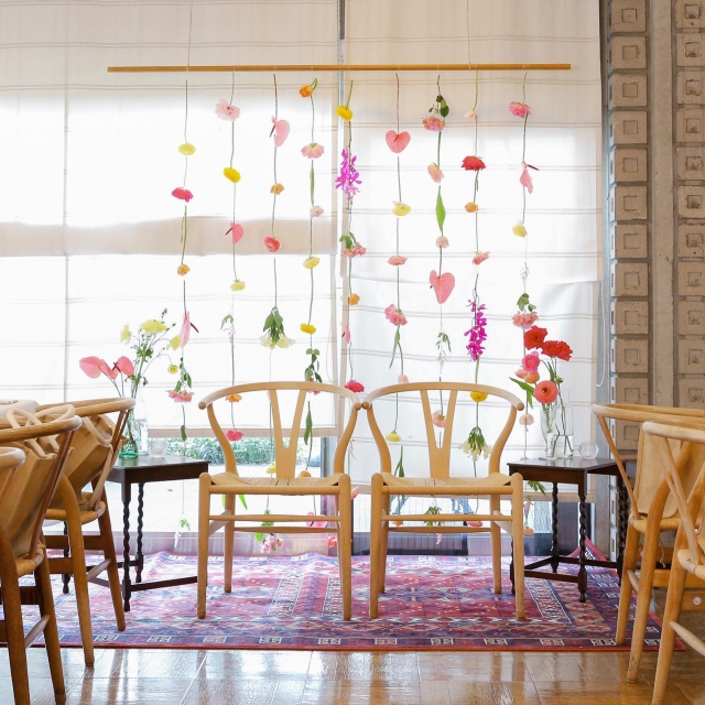 垂直に吊るした花を使ったガーランド