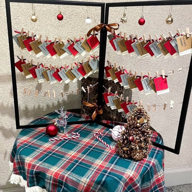 オーナメントをつるしたクリスマスカラーのウェルカムスペース